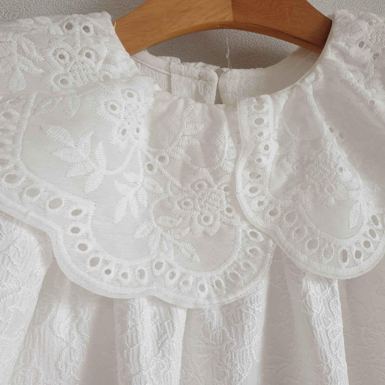 Eclair Kate Cotton Eyelet Dress Ivory – girls dress close-up detail