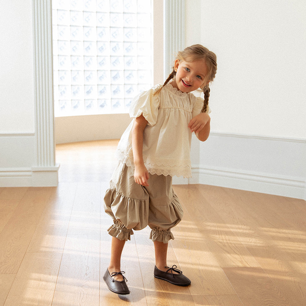 NOU NOU Judy Wide-Leg Cotton Pants Khaki Beige – girls bottom close-up detail