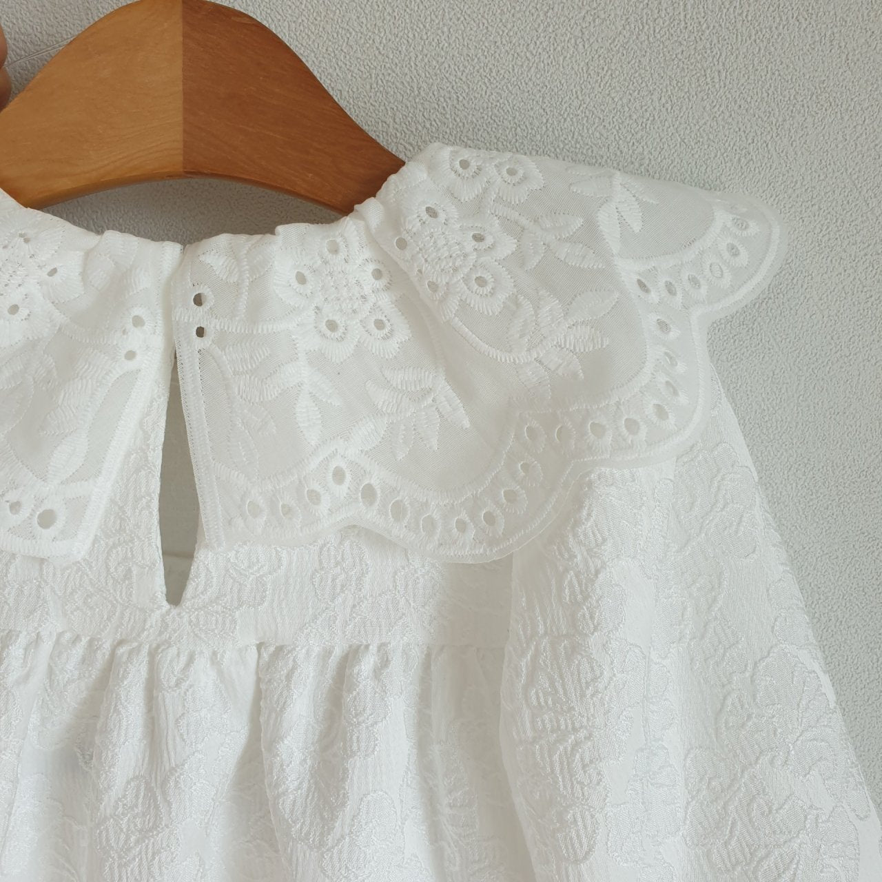 Eclair Kate Cotton Eyelet Dress Ivory – girls dress close-up detail