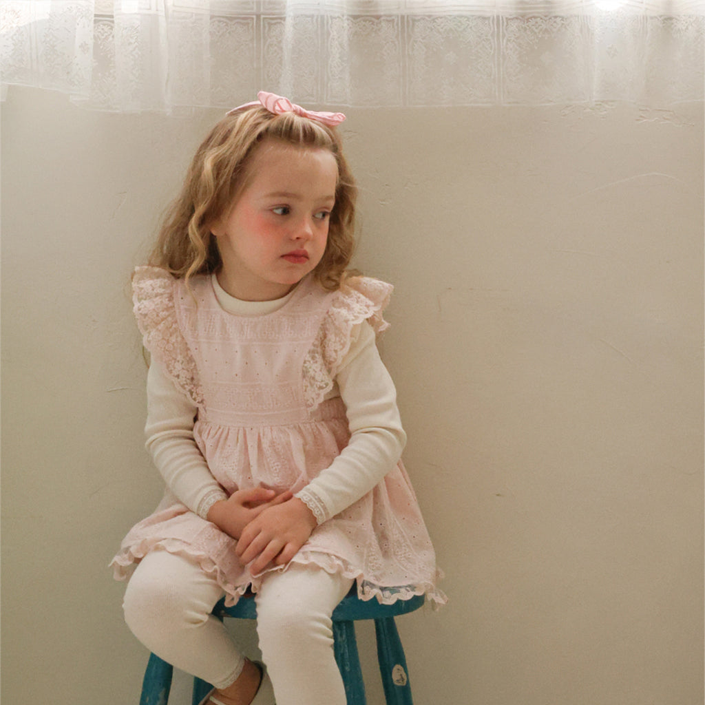 Child wearing Puella Flo Rabi Daisy Hair Pin in Pink