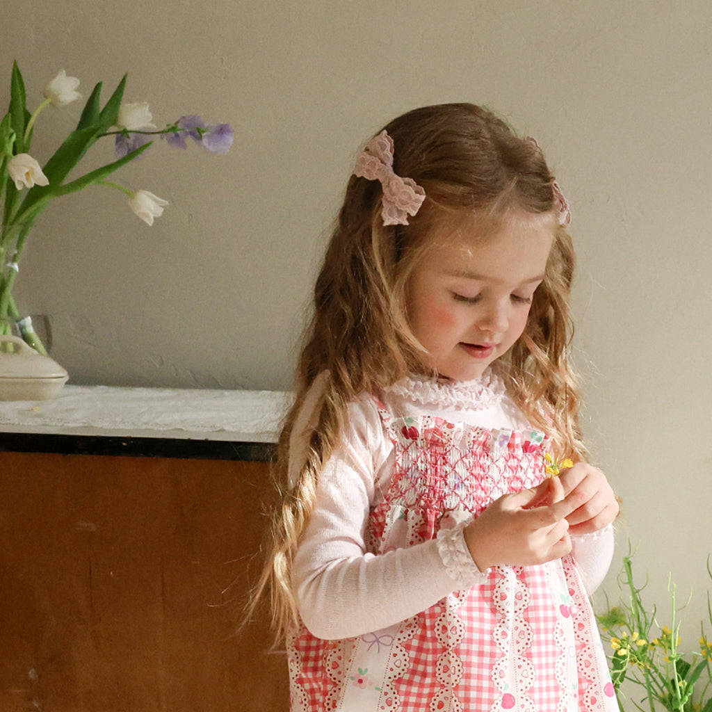 Child wearing Puella Flo Lou Bow Hair Clip in Pink